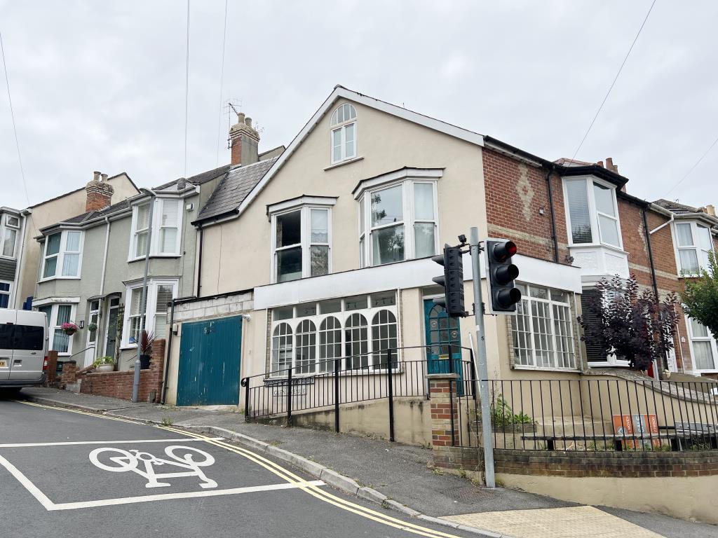 Lot: 167 - COMMERCIAL UNIT WITH RESIDENTIAL ACCOMMODATION ABOVE - Corner building rendered and painted on one elevation